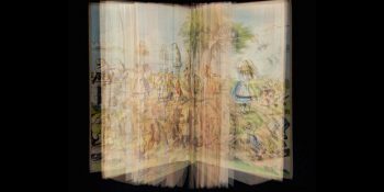 Unutulmaz Klasik Kitap Sayfalarından Yansıyan 12 Büyülü Fotoğraf Çalışması