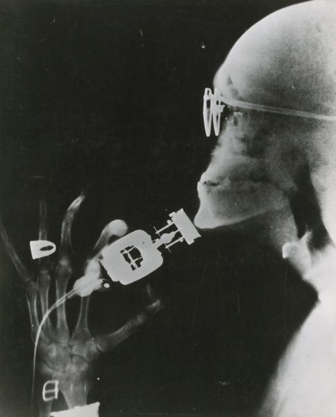 Elektrikli-traş-makinesi-kullanan-bir-adamın-röntgenşi-1941