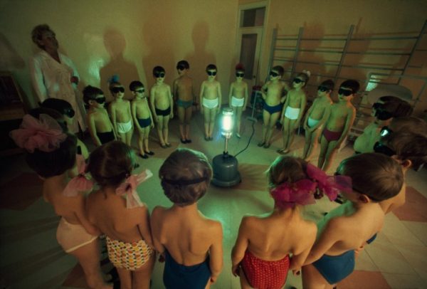 Eski-Sovyetler-Birliğinde-çocuklar-ışık-sayesinde-günlük-D-vittaminlerini-alıyorlar-1977