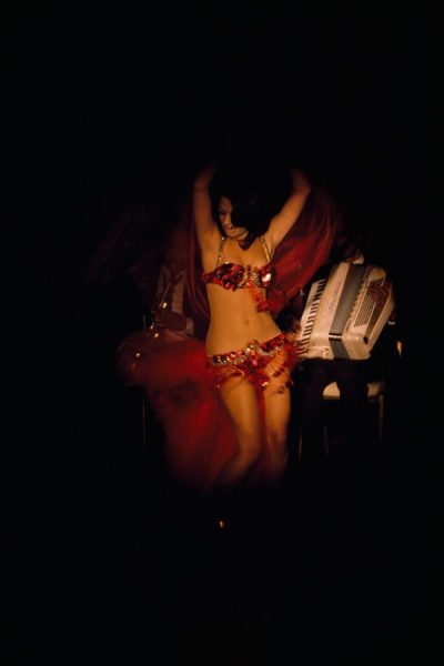 Gece-kulübünde-dans-eden-dansöz-Kahire-1972