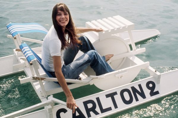 Jane-Birkin-had-fun-pedal-boat-during-festival-1974