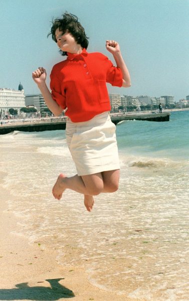 Juliette-Binoche-jumped-joy-beach-1985-pose-she