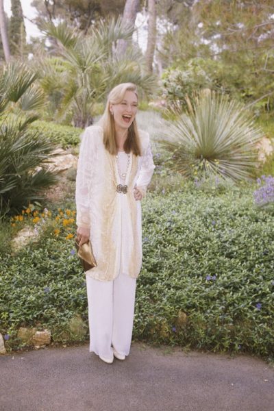 Meryl-Streep-all-smiles-while-posing-gardens-1989