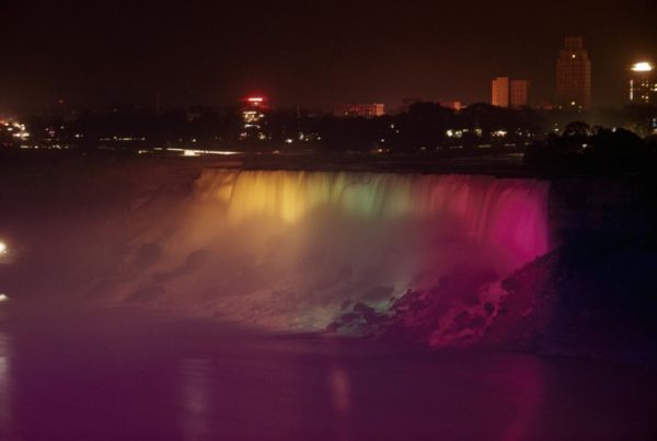 Niagara-Şelaleleri-gökkuşağı-renkleriyle-aydınlatılmış-1956