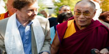 Dünyaya Huzur Saçan Eckhart Tolle’ün Depresyondan Farkındalığa Uzanan Yolculuğu