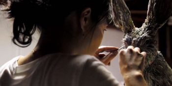 Sadece Gazete Sayfaları Kullanarak Müthiş Gerçekçi Hayvan Heykelleri Yapan Sanatçı