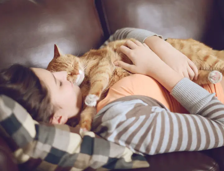 Girl teenager in the room with the cat