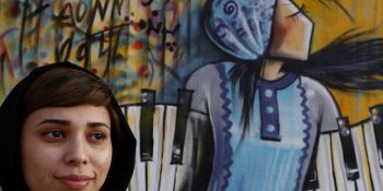 Bombaların Yıktığı Duvarlardan Sesini Duyuran Afganistan’ın İlk Kadın Grafiti Sanatçısı