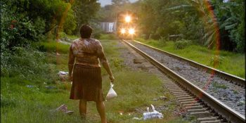 Trenle Sınırdan Geçen Göçmenlere Gıda Yardımı Yapan Kahraman Yürekli Kadınlar