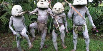 Tuhaf Maskeleri ve Adetleriyle Papua Yeni Gine’de Medeniyetin Uğramadığı Çamurlu Kabile