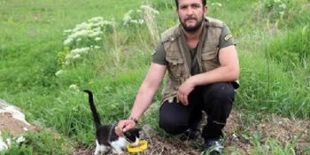 Sivas’ta Topladığı Şişelerle Sokak Hayvanlarına Mama Sağlayan Merhametli Esnaf