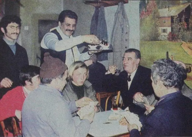 test_1971-de-kahvehanesinde-musterilere-servis-yapan-erol-tas-jpg_537684209_1428905872