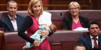 Bir İlki Gerçekleştirerek Önerge Verdiği Sırada Bebeğini Emziren Senatör