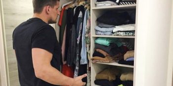 Bir Hafta Boyunca Giyeceği Kıyafetleri Kocasına Seçtiren Kadının İlginç Kombinleri