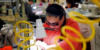 Görme Engelli Dikiş Ustalarının Elinden Çıkan Muhteşem Elbiseler