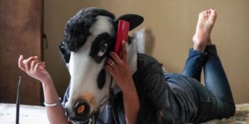 Kadına Şiddet Protestosunun En İlginç Hali: İnek Maskesi Takan Kadınlar