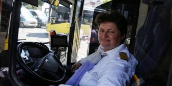 İstanbul’un İki Kadın Otobüs Şoföründen Biri Olan Ayşe Kurt’un Cesaret Kokan Hikayesi