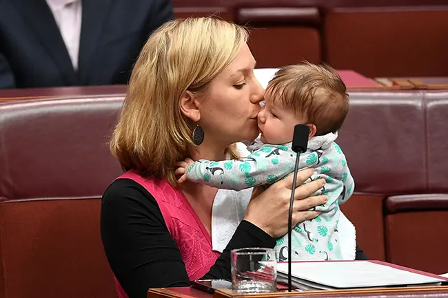 6-larissa-waters-breastfeeding-baby-z