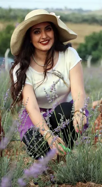 (ÖZEL HABER) LAVANTA SEVGİSİ ATIL ARAZİYİ RENKLENDİRDİ ADANALI GİRİŞİMCİ, LAVANTA SEVGİSİ İLE KATILDIĞI “TARIMDA GENÇ GİRİŞİMCİ KADINLAR GÜÇLENİYOR” PROGRAMI KAPSAMINDA TÜRKİYE BİRİNCİSİ SEÇİLDİ VE KAYINBABASININ 5 D