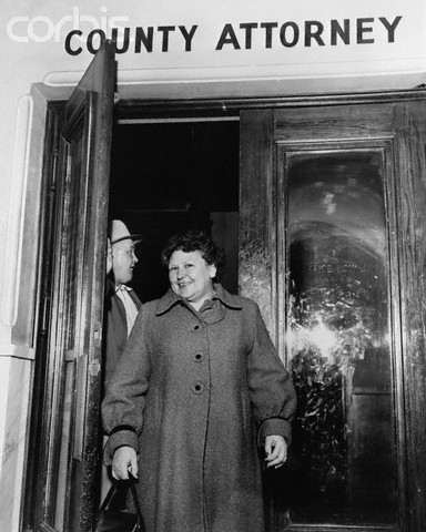 November 1954, Tulsa, Oklahoma, USA --- Mrs. Nannie Doss, confessed rat poison slayer of four of her five husbands. Tulsa, Oklahoma: Mrs. Nannie doss leaves the county attorney's office en route to her jail cell. Homicide Capt. Harry Stege is shown in the background. --- Image by © Bettmann/CORBIS