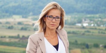 İnsanlardan Nefret Ettiği İçin 28 Yıldır Kör Taklidi Yapan Asosyal Kadın