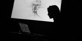 Sadece Gözlerini Kullanarak Portreler Resmeden Usta Sanatçı