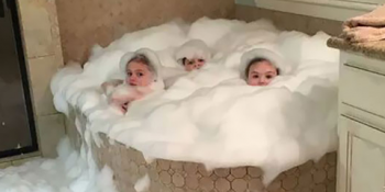 Tek Başına Kalmayı Fırsat Bilerek Ortalığı Birbirine Katan Sinsi Küçük Melekler