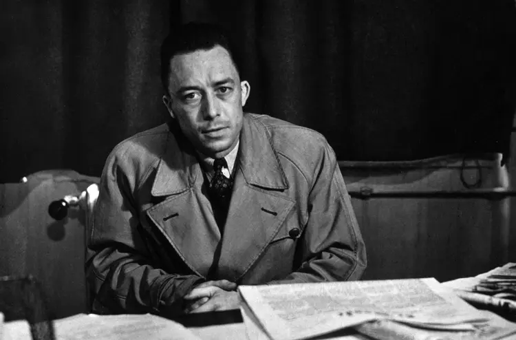 L'ecrivain Albert Camus (1913-1960) au journal Combat ou il restera de 1944 a 1947, 1946 --- French writer Albert Camus (1913-1960) at Combat paper where he was from 1944 to 1947, 1946 Rue des Archives / Reporters