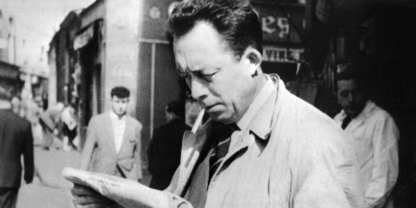 Attitude familière - lisant un journal, cigarette aux lèvres - d'Albert Camus, écrivain français, journaliste, philosophe et Prix Nobel de littérature 1957. A file picture taken in 1953, shows French writter and 1957 literature Nobel prize laureate Albert Camus (1913-1960), reading a newspaper in Paris. France's President Nicolas Sarkozy said on November 19, 2009 in Brussels that It would be an "extraordinary symbol" to "burry Albert Camus at the Pantheon", 50 years after Camus' death. The Pantheon, located in Latin Quarter in Paris and was originally built as a church, is a place where are buried great men, honoured by the Nation. AFP PHOTO