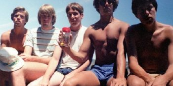 35 Yıldır Aynı Yerde Aynı Fotoğrafı Çektiren Arkadaşların İlginç Serüveni