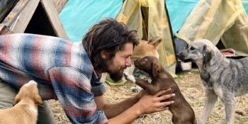 Hayatını Çöplük Köpeklerine Adayan Hayvansever Genç: Gökçer Korkmaz