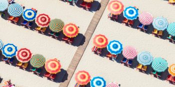 Tehlikeye Aldırış Etmeden Helikopterden Sarkarak Müthiş Kareler Yakalayan Fotoğrafçı