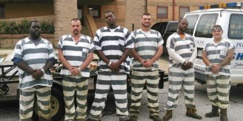 Gardiyan Bayılınca Kaçmak Yerine Ona Yardım Etmeyi Seçen Mahkumlar