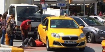 İstanbul’da Akan Trafiğe Aldırmadan Aracını Durdurup Yavru Kediyi Kurtaran Kahraman Taksici