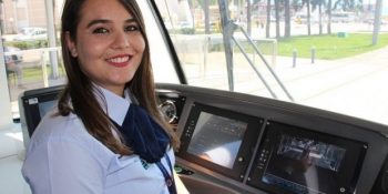 Tramvay Yolunda Namaz Kılan Kişiyi Bekleyen Güzel Yürekli Vatman Aysu Tuna