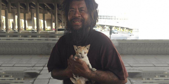 Limon Satarak Kendinden Önce Kedilerin Karnını Doyuran Evsiz Adam