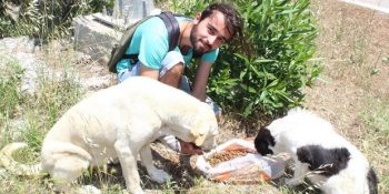 İzmir’de Köpekleri Beslediği İçin Hırpalanarak Tehdit Edilen Hayvansever Genç