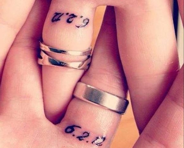 some-couples-are-keeping-their-wedding-and-engagement-bands-and-adding-the-date-of-their-wedding-to-their-ring-fingers