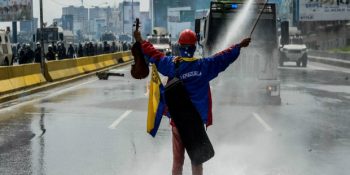 Venezuela’daki Gösterilerde Kırık Kemanıyla Barışı Simgeleyen ve Tüm Halkın Desteğini Alan Sanatçı