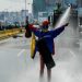 Venezuela’daki Gösterilerde Kırık Kemanıyla Barışı Simgeleyen ve Tüm Halkın Desteğini Alan Sanatçı