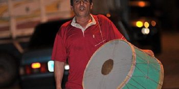Topladığı Bahşişlerle 23 Çocuğa Kıyafet Alan Güzel Yürekli Ramazan Davulcusu