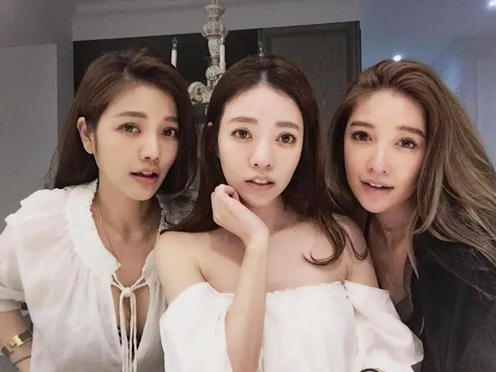 youthful-taiwanese-woman-mother-sisters-lure-fayfay-sharon-hsu-1