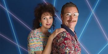 Evlilik Yıl Dönümlerini Kutlamak İçin 80’ler Temalı Bir Fotoğraf Çekimi Yapan Harika Çift