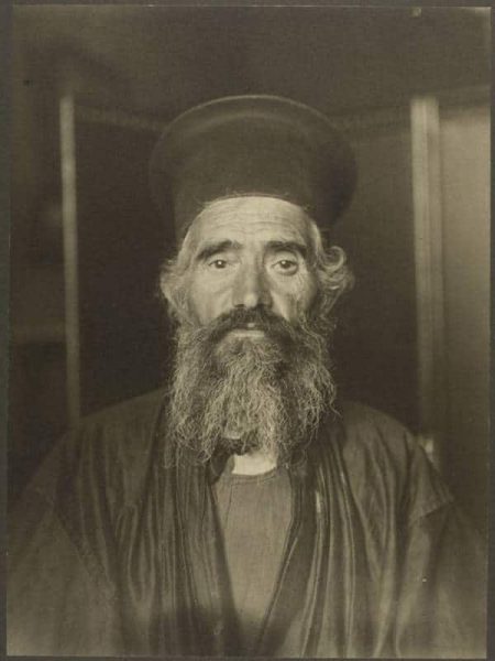 13-Rahip-Ortodoks-bir-papaz-Joseph-Vasilon-yaklaşık-1905