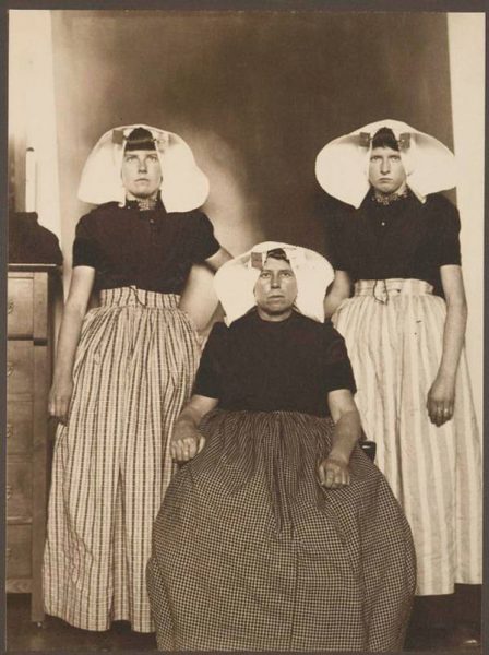 5-Üç-Hollandalı-protestan-kadın-yaklaşık-1905