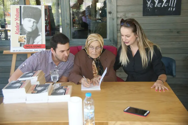 89 yaşındaki Şükriye Nine'den İmza Günü