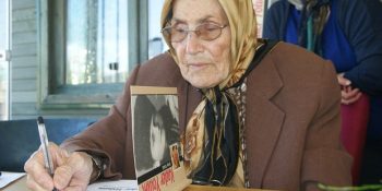 Yıllardır Yazdığı Şiirlerini Kitaplaştırıp Hayallerine Kavuşan 89 Yaşındaki Şükriye Nine