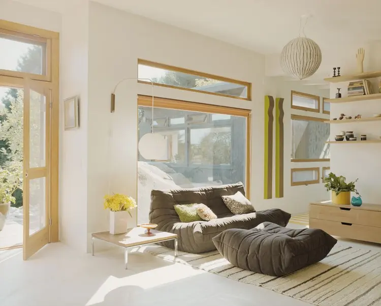 Airy-living-room-GettyImages-91947066-58d2e4e63df78c51625e1f9c
