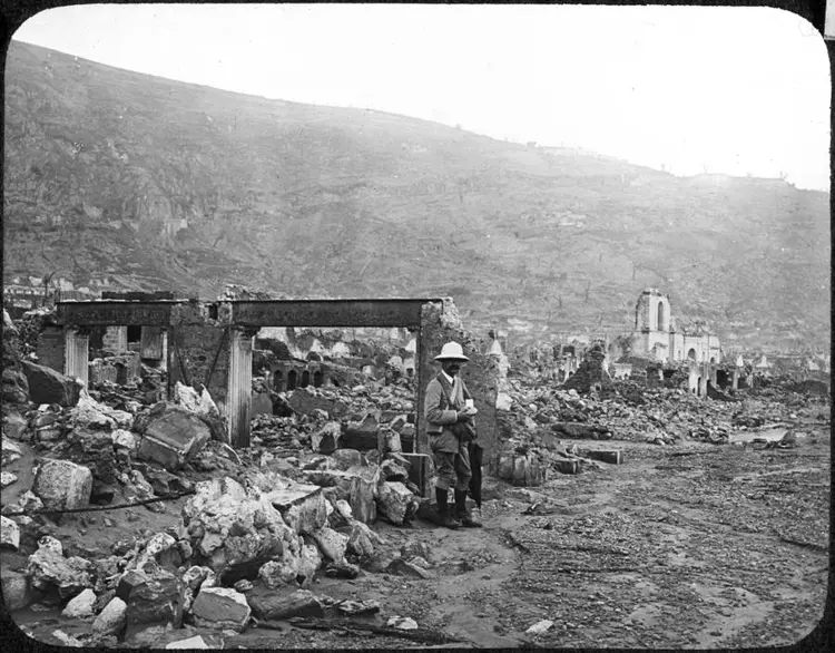 Bir-zamanlar-binaların-olduğu-bir-sokak