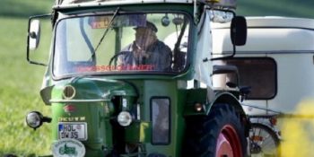 57 Yıllık Traktörüyle Almanya’dan Rusya’ya Giden 81 Yaşındaki Tonton Gezgin